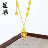 Loja de Ouro Mesmo Estilo Banhado a Ouro Cabaça Cubo de Açúcar Bússola dos Oito Tesouros Colar para Mulheres, Versátil e Elegante Trevo de Quatro Folhas Borboleta Colar Atacado