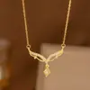 Fronteiriço Internacional Mais Vendido Tema de Moda Personalizado Micro-incrustação de Zircônio Completo Grande V Clássico Aço Titânio Banhado a Ouro Real 18K Pingente Clavícula