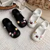 Compatible con accesorios para zuecos Crocs, camelia con estampado de leopardo, dijes de zapatos del Gato KT, hebillas de zapatos DIY, accesorios desmontables, decoraciones