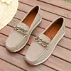 Sapatos Mocassins Slip-On de Tamanho Grande para Mulheres 2026 Outono Novo Estilo Corrente de Metal Sapatos Socos de Solado Grosso Atacado 43
