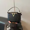 Bolsas texturizadas populares deste ano para mulheres 2026 Verão nova bolsa de mão em relevo de cor sólida bolsa de ombro único transversal estilosa