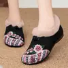 Novos Sapatos de Algodão Femininos de Inverno com Forro de Pelúcia e Sapatos de Algodão Engrossados para Envio Transfronteiriço, Sapatos de Mãe Bordados, Botas de Algodão Casuais Slip-On
