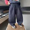 Calça Jeans Masculina Primavera e Outono 2026 Novo Estilo Crianças Pequenas e Médias Calça Scimitar Wide Leg Estilosa Crianças Tendência Cool Versátil Calça Comprida