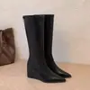 Nueva colección Otoño-Invierno 2026: Botas altas hasta la rodilla para mujer con un tacón ligeramente elevado, diseñadas para hacer que las piernas parezcan más delgadas, con una silueta de pierna recta y un estilo ecuestre a la moda.