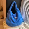 Bolsa de pelúcia transfronteiriça, estilo casual, para mulheres, nova coleção outono 2026, moderna, de grande capacidade, adequada para o dia a dia, bolsa de ombro ou bolsa transversal