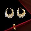 Pendientes elegantes de alta calidad con hebilla geométrica hueca de perla y aguja de plata galvanizada en oro real para mujer.