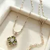 Collar Colgante Trébol de Cuatro Hojas Exquisito Color Café Claro Dorado Retro Verde Oliva para Mujer Zirconia Aretes de Botón de Moda Set de Joyería Estilo Mori
