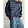 Camiseta masculina listrada de manga longa com bordas dobradas, adequada para primavera e outono, oferecendo um estilo sofisticado e descontraído, uma peça básica ou top de corte ajustado.