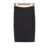 Conjunto de tres piezas estilo francés: camiseta de punto de manga larga de deseo puro + top tipo camisola + falda de línea A de cintura alta elástica
