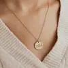 Collar de Moneda Transfronterizo Europeo y Americano Personalidad Grabado de Nombre Cadena de Clavícula de Acero de Titanio para Mujer Etiqueta Colgante de Acero Inoxidable Colgante Redondo