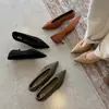 Otoño 2026 Nuevos Zapatos de Tacón Alto de Aguja con Cuello en V Estilo Abuela Tendencia de Moda Europea y Americana Tacones Altos Tacón Medio Cómodos Zapatos de Piel de Oveja Individuales