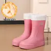 Botas de chuva versáteis para mulheres, modelo 2026, adequadas para uso ao ar livre, com solas antiderrapantes, forro de fleece e características impermeáveis; ideal para uso na cozinha como galochas ou botas de água