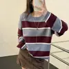 Suéter de malha casual de outono com gola redonda, listrado e soltinho para mulheres, versão coreana, versátil, estiloso e que rejuvenesce.