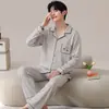 Pijama de algodão com mangas compridas e calças compridas para homens, conjunto de duas peças com gola de lapela e design de abotoamento, disponível em estoque, adequado para transmissões ao vivo e e-commerce transfronteiriço, vestuário doméstico masculino