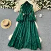 Elegante vestido largo de estilo europeo y americano con cuello alto, de un solo pecho, bordado de ganchillo resistente, manga abullonada, cordones en la cintura, falda amplia