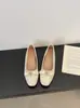 Primeiro Encontro Ji Pérola Francesa Fivela de Flor Pequena Laço Sapatos Mary Jane de Couro Patente Feminino 2026 Outono Novo Estilo Sapatos de Salto Baixo