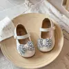 Sapatos de princesa da moda para meninas com pérolas e strass, nova coleção primavera/outono 2026, sapatos de couro com sola macia para meninas, sapatos para apresentações e eventos formais de bebês