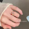 Anel Rosa Dourado com Diamante Rosa e Pedras Rosadas, Cores Contrastantes, Para Usar em Camadas, Vibração Suave, Realça o Tom de Pele, Versátil e Moderno