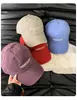 Gorra de Béisbol Bordada con Letras Vintage para Mujer con Visera Ancha, Copa Suave, Efecto Adelgazante del Rostro, Gorra Morada, Nuevo Modelo 2026 Gorra de Pico de Pato