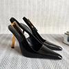 Sapatos de Salto Alto para Mulheres 2026 Outono e Inverno Novo Estilo Francês Preto Bico Fino Sexy Couro Envernizado Fivela de Metal Salto Agulha Sandálias