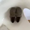 Sapatos femininos elegantes de sola grossa estilo coreano, novo modelo outono 2026, sapatos femininos versáteis de bico redondo com solas elásticas, outros estilos de verão
