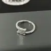 Anillo de Dislocación Irregular Arco del Triunfo para Mujer Europeo y Americano Lujo Ligero Nicho Casual Diseño de Anillo Dorado y Plateado
