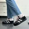 Zapatos de entrenamiento alemanes de cordones planos estilo coreano para mujer, nueva colección otoño 2026, zapatillas casuales transpirables, zapatos blancos versátiles