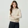 Suéter de cachemira pura para mujer con cuello de muñeca bordado a mano intrincadamente, un cárdigan abierto elegante y moderno, un top de punto cálido y versátil