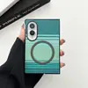 Funda de teléfono magnética con patrón de fibra de carbono adecuada para Samsung Z Fold8 zflip8/76 cubierta protectora anticaída con sensación de piel arcoíris