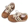 Tênis de treinamento alemão de couro feminino, nova coleção outono/inverno 2026, tênis casuais retrô de sola grossa, tênis versáteis color-block, sapatos estilo Forrest Gump