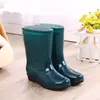 Botas de lluvia de algodón con suela gruesa antideslizante para mujer hasta la pantorrilla, zapatos de goma para cocina, resistentes al desgaste y cálidos, botas de agua para otoño e invierno, zapatos de agua para mujer