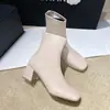 Botas de Moda Versátiles Estilo Británico Talla Grande para Mujer Invierno 2025 Nuevas Botas de Moda con Punta Cuadrada y Tacón Grueso con Cierre Trasero para Mujer Venta al por Mayor