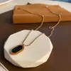Collar de amor hueco de acero de titanio resistente a la decoloración para mujer, colgante de amor con diseño de nicho de lujo ligero, cadena de clavícula de temperamento versátil