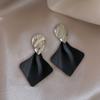 Pendientes de plata con luz de aguja, de lujo, de circonita negra de alta gama, con un toque de amor, pendientes geométricos de temperamento nicho, con un diseño único y sentido del humor.