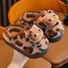 Lindas zapatillas de algodón para niñas con estampado de leopardo y gato estilo girly, zapatos peludos 3D de dibujos animados con suela suave para bebé, calzado para padres e hijos para invierno