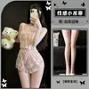 Lencería transparente de encaje dorado con un lazo juguetón, diseñada para momentos coquetos y sensuales, puro deseo y seducción, ropa de dormir