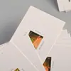 Etiquetas personalizadas de marca de alta gama y moda, tarjeta semitransparente, papel especial, broche anti-falsificación, diseño e impresión de etiquetas para ropa, venta directa del fabricante