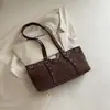 Nova bolsa tote de metal com fivela de rebite estilo coreano para mulheres, uma bolsa de nicho, de grande capacidade, moderna e fashion, adequada para o trabalho e o uso diário