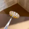 Anillo redondo de circón bañado en oro real de 18k, anillo para el dedo índice de estilo nicho de alta gama, joyería de diseño de moda y elegante para mujer