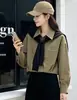 Camisa de manga larga estilo chal estilo universitario coreano para principios de otoño, elegante y estilizada, camisa versátil para mujer con cuello de solapa