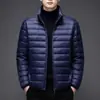 Jaqueta Leve de Penugem e Algodão Masculina Outono Inverno Gola Alta Estilo Curto Roupa Externa para Meia-Idade e Jovens Casual Leve Quente Jaqueta de Algodão Jaqueta Masculina