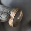 Anillo de apertura de oro macizo con diseño de hierba Tang y sutra del corazón, diseño retro chino de nicho, Noche de paz y alegría