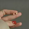 Brincos de flor em prata de lei S925 para mulheres, pequenos e requintados, com um toque de luxo, design único, amigáveis à pele, simples e versáteis