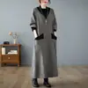 Vestido de punto para otoño 2026, foto real, nuevo, hasta la rodilla, bolsillo grande, cuello medio alto, adelgazante, talla grande