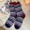 Meias de Lã Listradas Contrastantes Estilo Retrô para Mulheres, Meias Quentes de Cano Médio para Outono e Inverno, Meias Longas Marrons Modernas e Versáteis, Novo Estilo