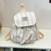 Mochila de tela a rayas de color fresco, estilo coreano, moderna y adecuada para estudiantes, uso diario, compras y salidas de primavera; una mochila escolar ligera
