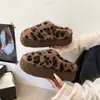 Pantuflas Esponjosas para Mujer Calzado de Exterior Invierno Bonitas Punta Cerrada Calidez para el Hogar Terciopelo Plus Suela Gruesa 2026 Nuevo Estilo Enorme Pantuflas de Algodón que Aumentan la Altura