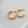 Dazan Ins Minimalista Acero de Titanio Chapado en Oro de 18K Estilo Commuter Versátil Aros con Textura Martillada Pendientes Universales Audaces