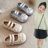 Sapatos de couro para meninas, coleção primavera/outono 2026, sapatos sem cadarço para bebês com laço, sapatos de princesa da moda, sapatilhas de sola macia para meninas pequenas