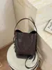 Nova Bolsa Feminina de Verão 2026 Grande Capacidade Cor Sólida Bolsa de Ombro Nicho Simples Padrão Trançado Bolsa Saco de Ombro para Mulheres